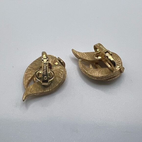 Vintage Trifari Gold Leaf Clip On Earrings - Picture 6 of 6